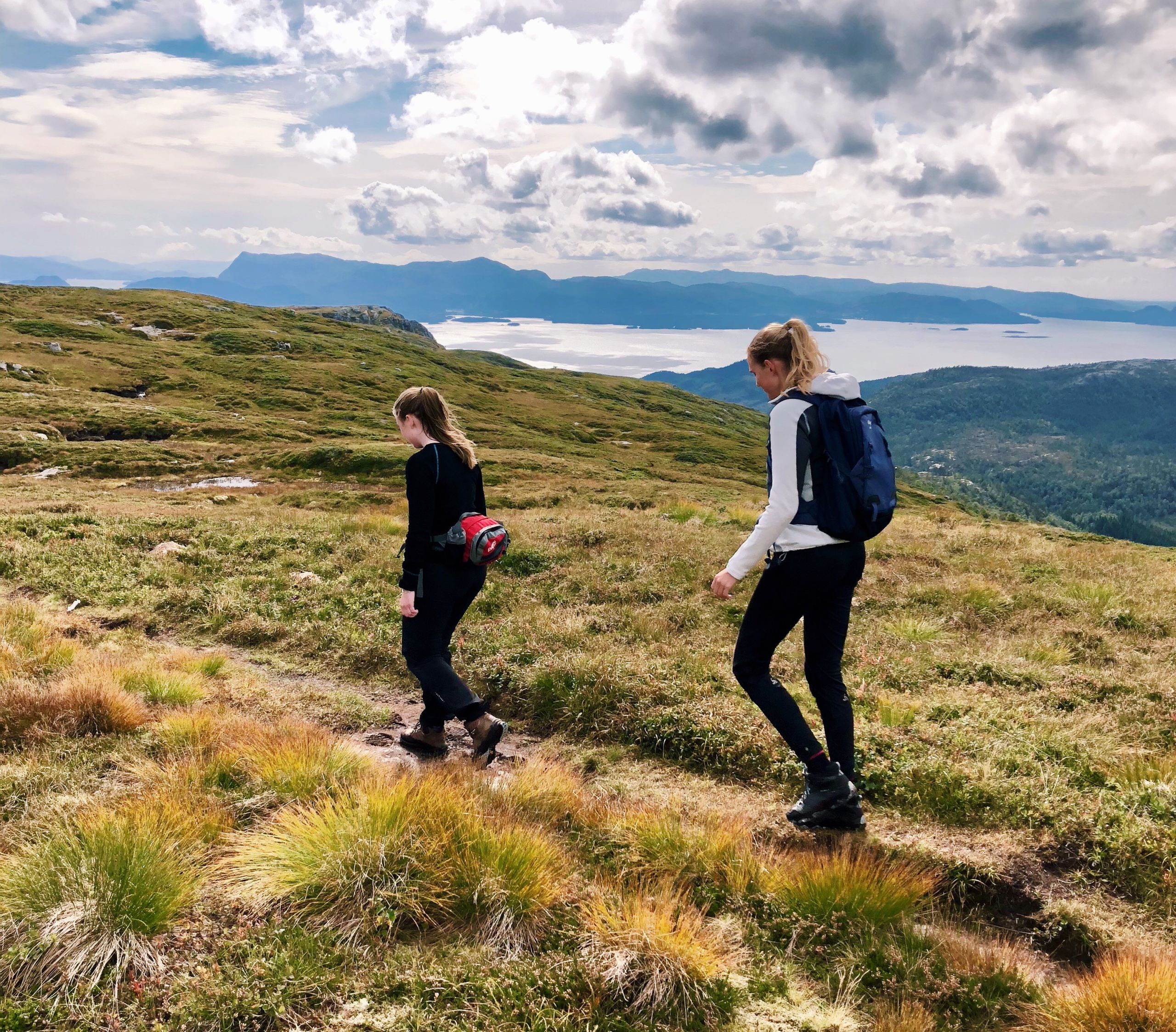 Jenter på tur på Fusafjellet
